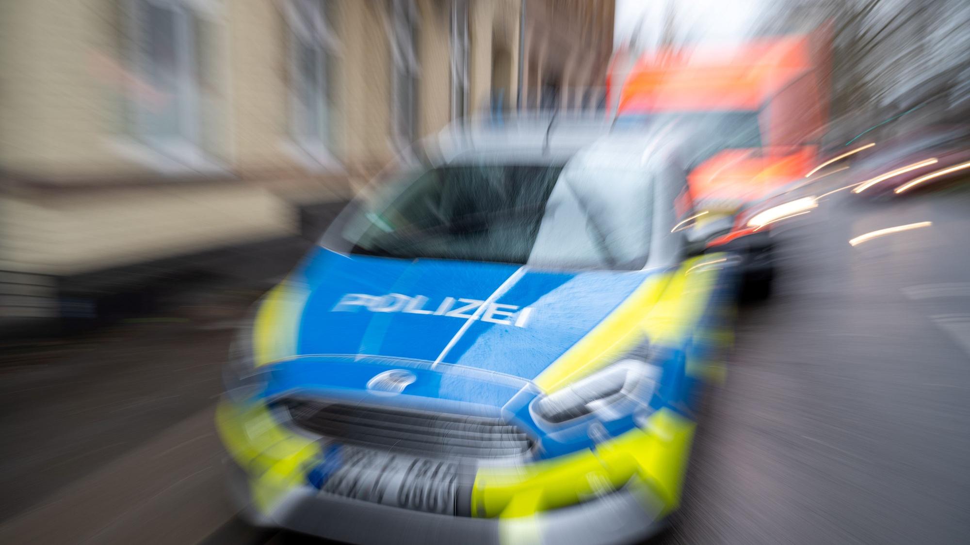 Ein Polizeiauto gefolgt von einem Rettungswagen im Einsatz.