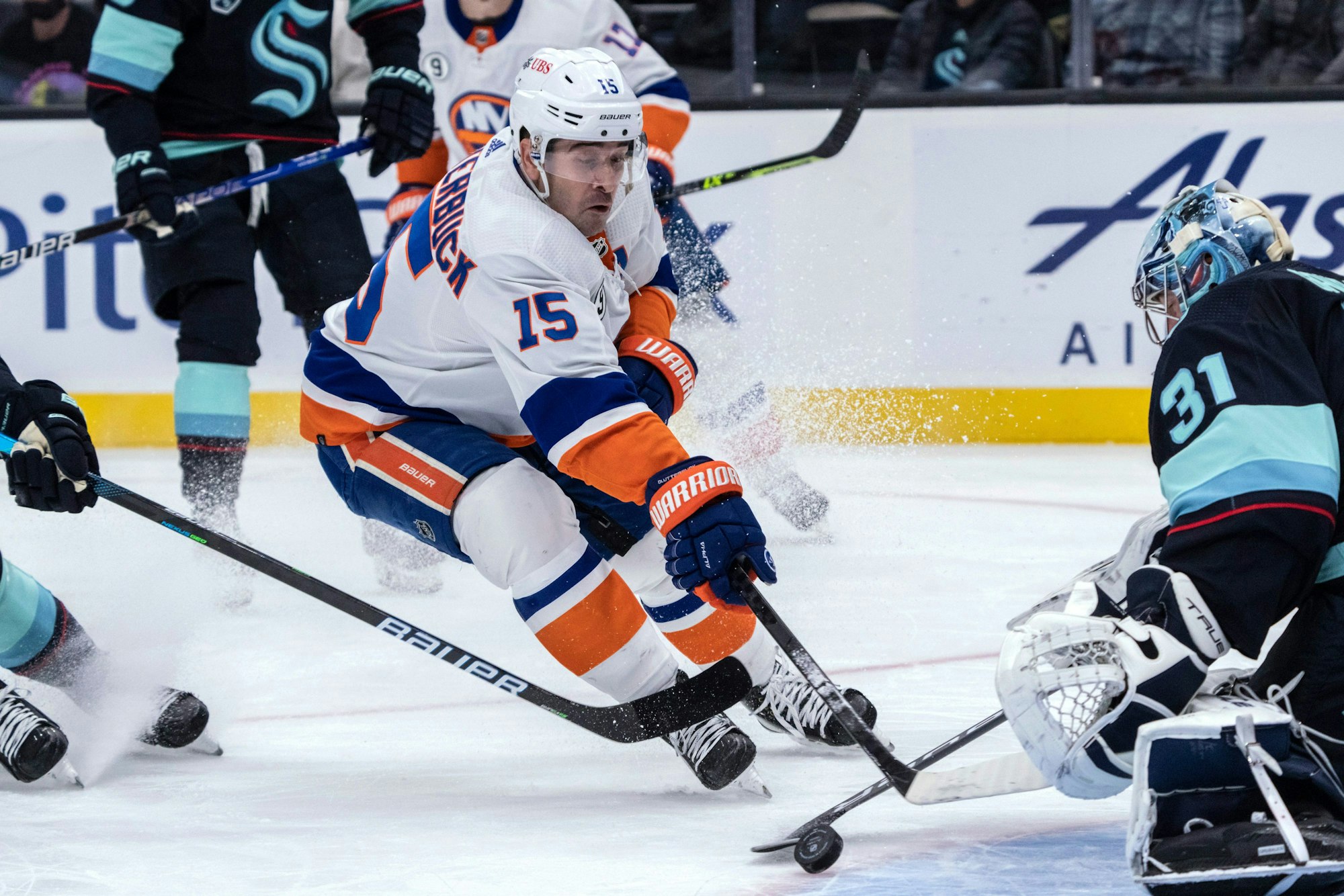 Cal Clutterbuck (links) versucht den Torabschluss gegen Philipp Grubauer im Spiel New York Islanders gegen Seattle Kraken am 22. Februar 2022.