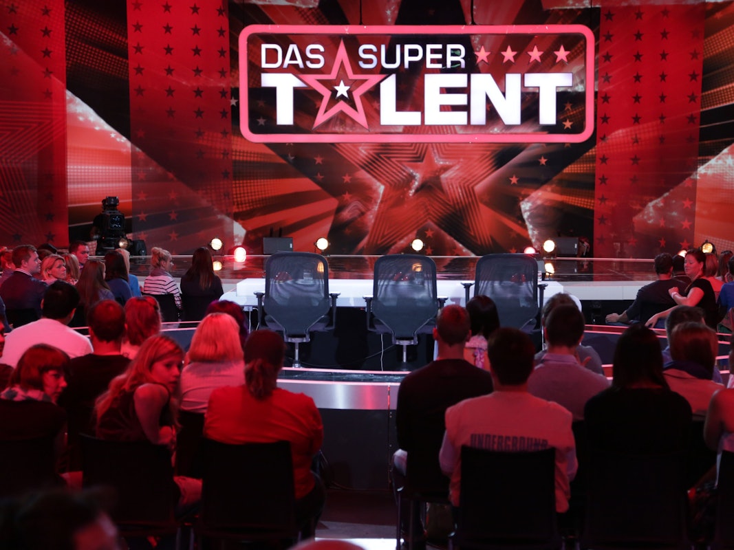 Das Studio-Publikum guckt auf die Bühne von „Das Supertalent“.