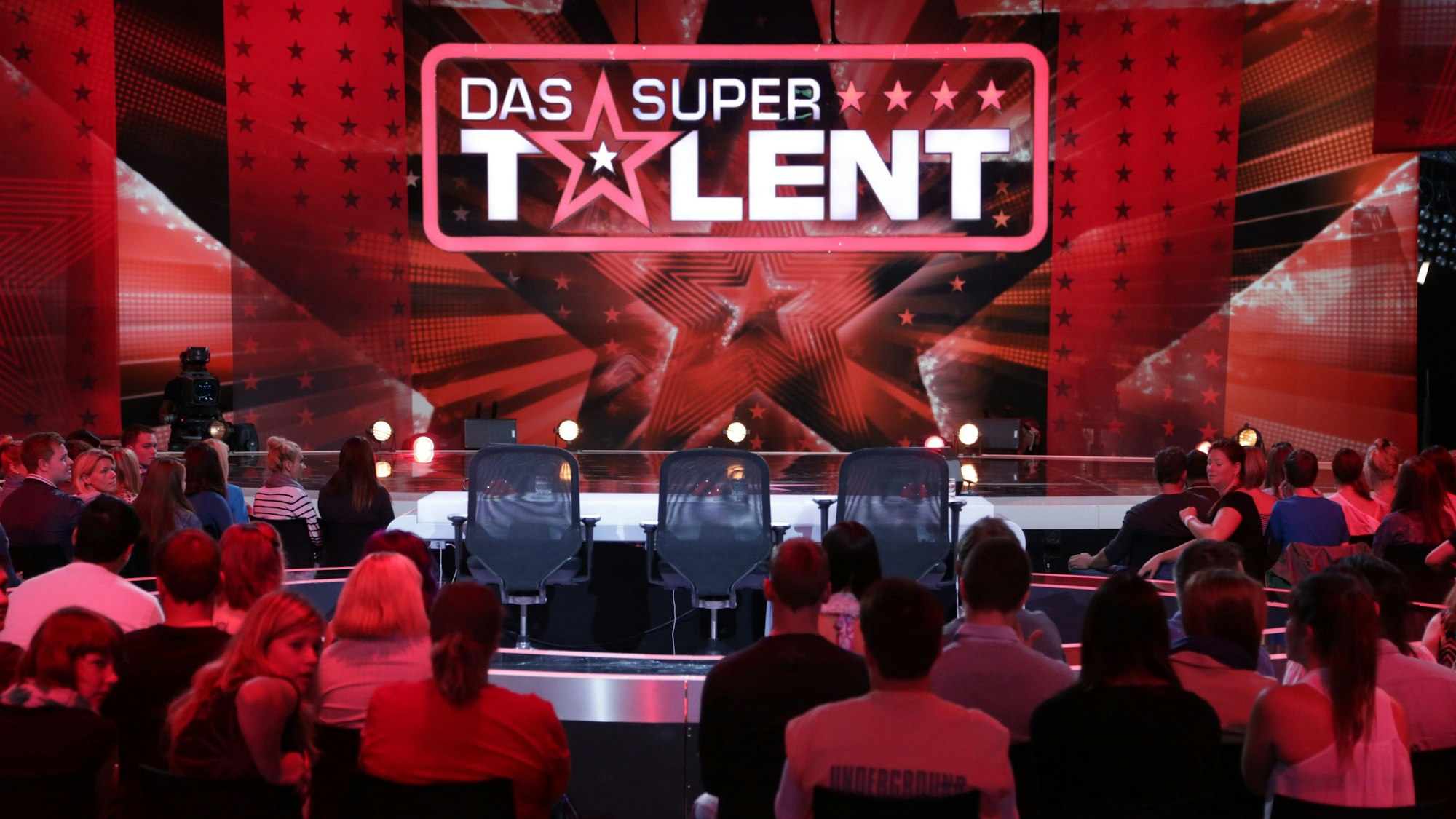 Das Studio-Publikum guckt auf die Bühne von „Das Supertalent“.