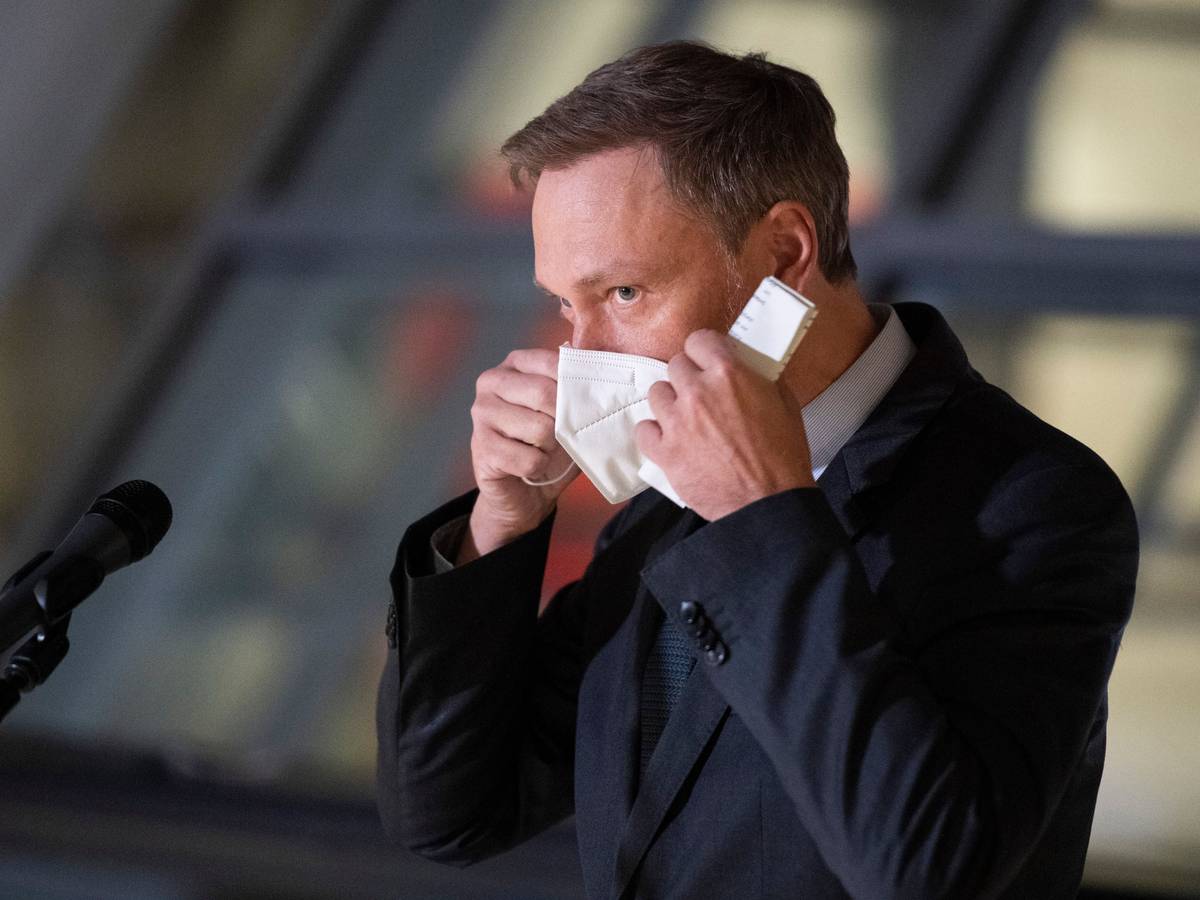 23.02.2022, Berlin: Christian Lindner (FDP), Bundesfinanzminister, setzt nach einer Pressekonferenz nach dem Koalitionsausschuss seine Mund-Nasen-Schutz-Maske wieder auf. Foto: Christophe Gateau/dpa +++ dpa-Bildfunk +++