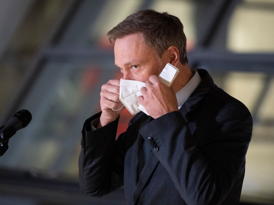 23.02.2022, Berlin: Christian Lindner (FDP), Bundesfinanzminister, setzt nach einer Pressekonferenz nach dem Koalitionsausschuss seine Mund-Nasen-Schutz-Maske wieder auf. Foto: Christophe Gateau/dpa +++ dpa-Bildfunk +++