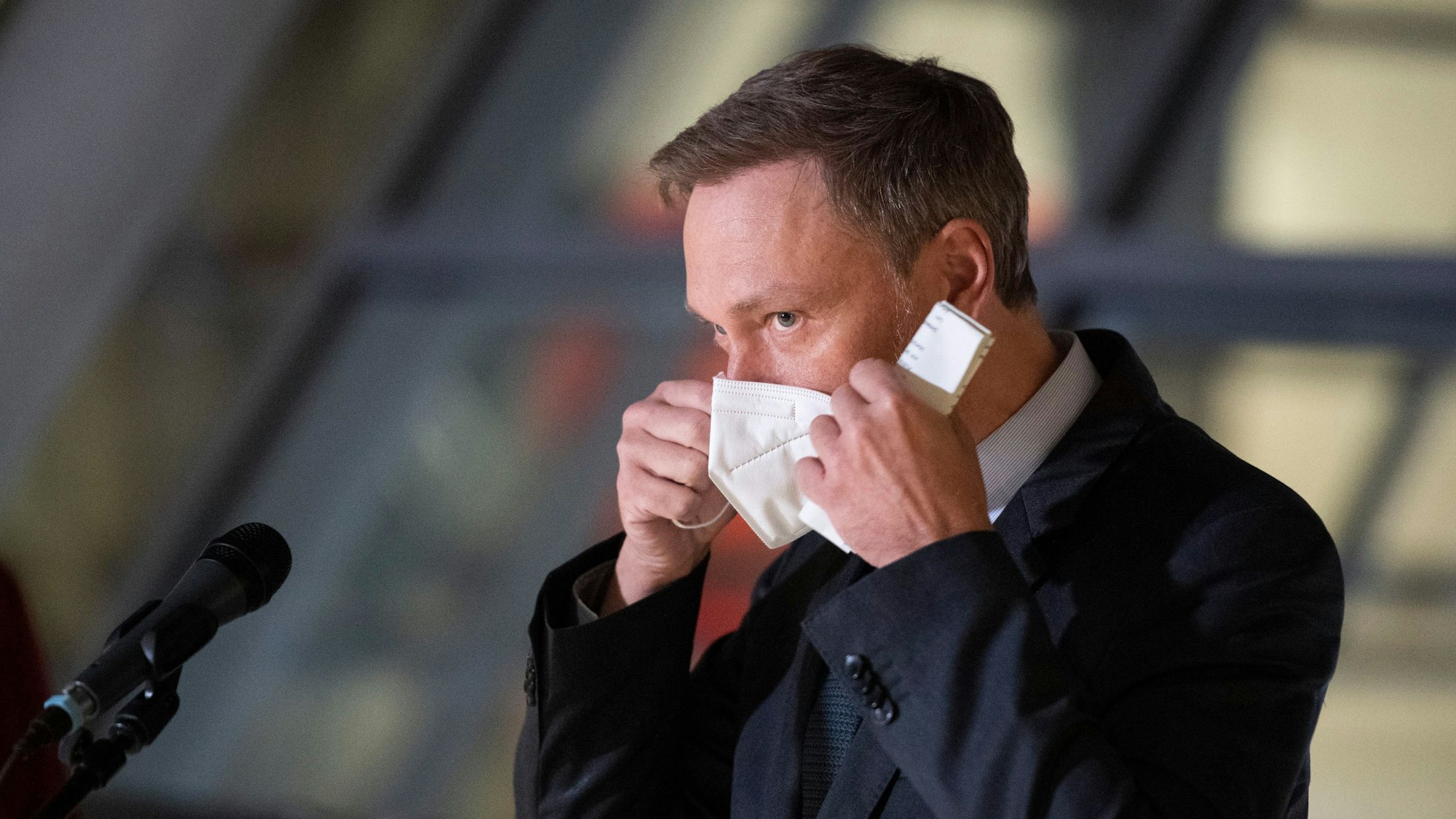 23.02.2022, Berlin: Christian Lindner (FDP), Bundesfinanzminister, setzt nach einer Pressekonferenz nach dem Koalitionsausschuss seine Mund-Nasen-Schutz-Maske wieder auf. Foto: Christophe Gateau/dpa +++ dpa-Bildfunk +++