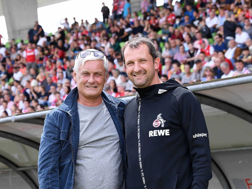 Denis Lapaczinski (r.) und Armin Veh (l.) beim Testspiel gegen den SSV Reutlingen am 14. Juli 2019