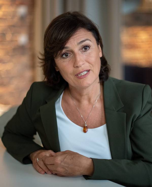 Sandra Maischberger sitzt in einem Studio und stellt sich Interview-Fragen.