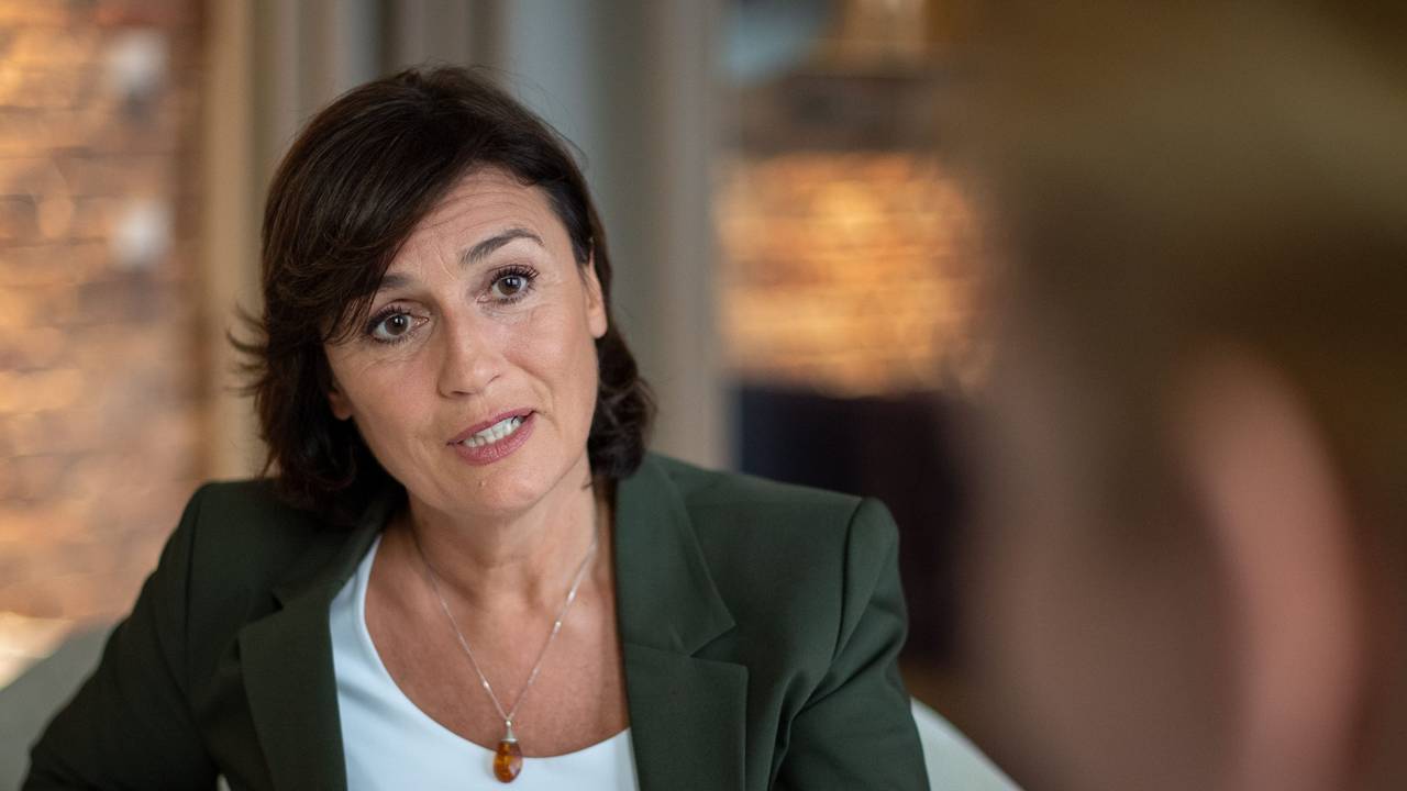 Sandra Maischberger sitzt in einem Studio und stellt sich Interview-Fragen.