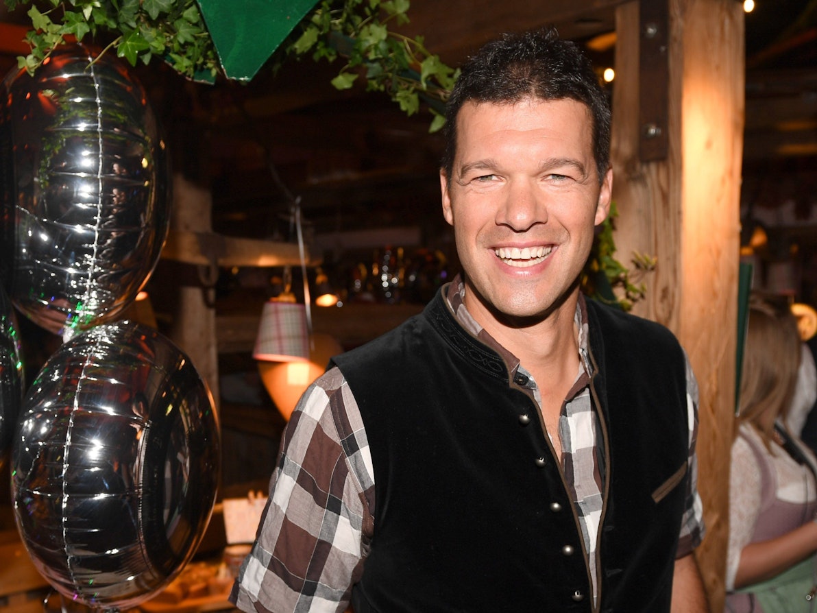 Der Fußballer Michael Ballack feiert beim Almauftrieb auf dem Oktoberfest im Käferzelt. Der frühere deutsche Fußball-Nationalspieler und ehemalige Chelsea-Profi hat in einem Interview sein Bedauern geäußert, dass er nicht länger als vier Jahre an der Stamford Bridge gespielt hat. +++ dpa-Bildfunk +++