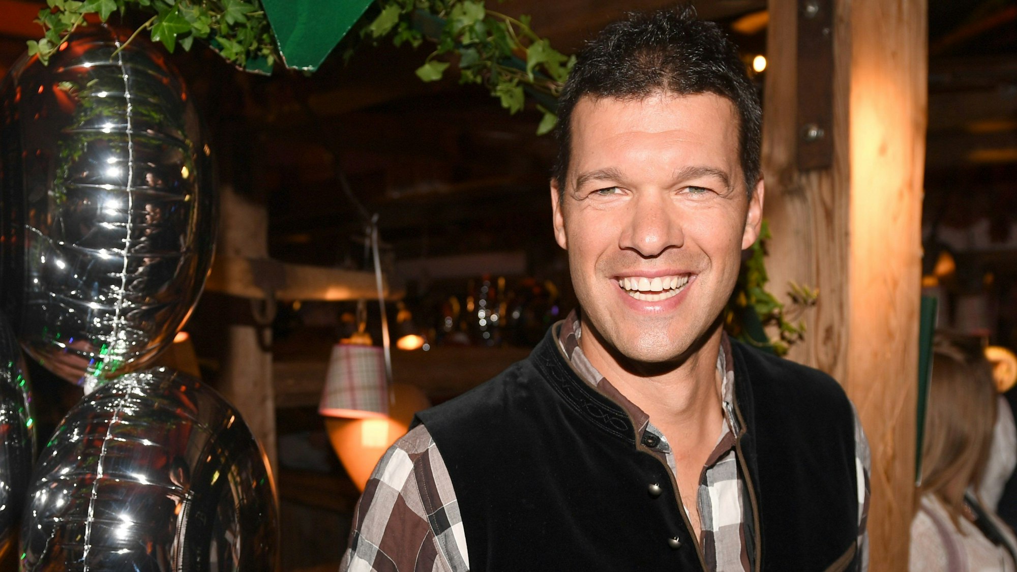 Der Fußballer Michael Ballack feiert beim Almauftrieb auf dem Oktoberfest im Käferzelt. Der frühere deutsche Fußball-Nationalspieler und ehemalige Chelsea-Profi hat in einem Interview sein Bedauern geäußert, dass er nicht länger als vier Jahre an der Stamford Bridge gespielt hat. +++ dpa-Bildfunk +++