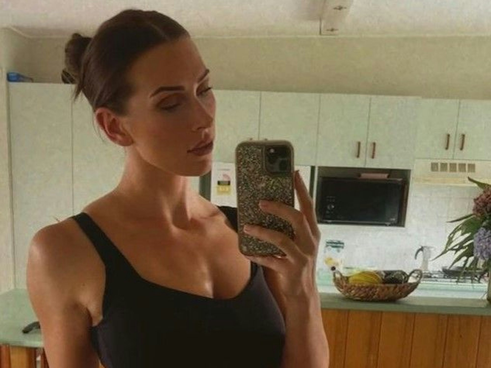 Selfie von Basketballerin Alexandra Bunton vor einem Spiegel in einem Apartment.