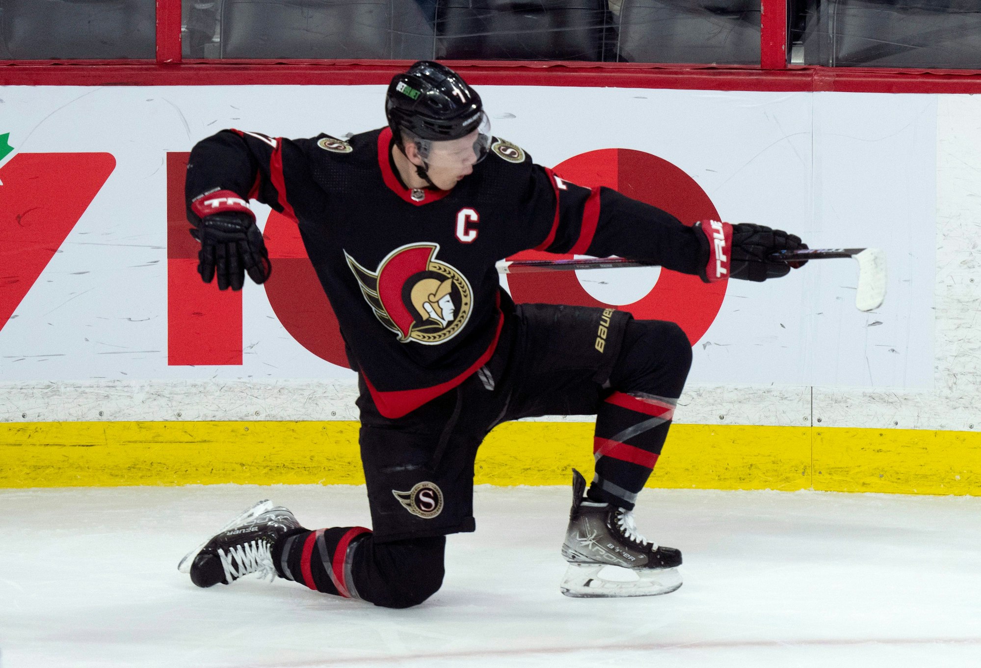 Brady Tkachuk bejubelt seinen Treffer im Spiel zwischen den Ottawa Senators und den Minnesota Wild am 22. Februar 2022.