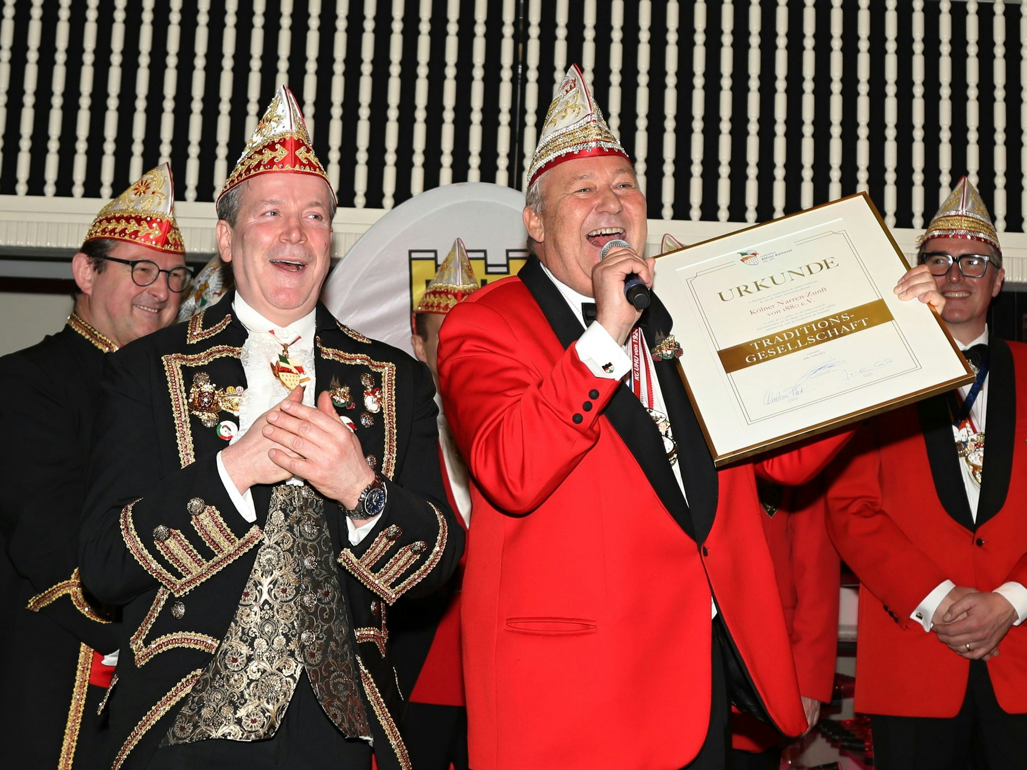 FK-Präsident Christoph Kuckelkorn (l.) überreichte Thomas Brauckmann die Urkunde.