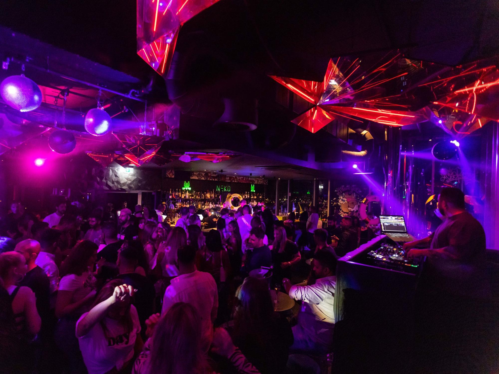 Menschen tanzen im Club „Neko“ in Freiburg auf der Tanzfläche.