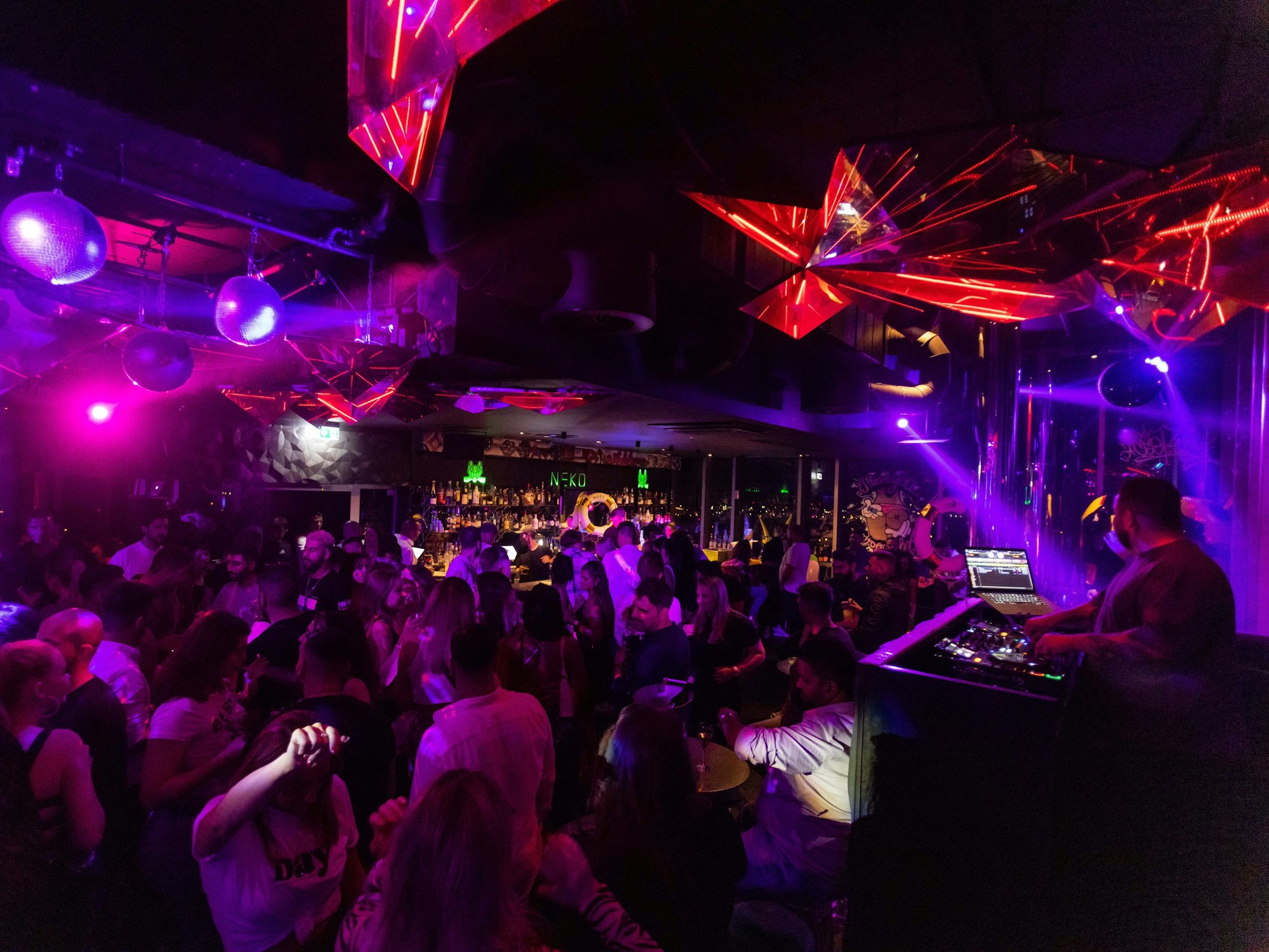 Menschen tanzen im Club „Neko“ in Freiburg auf der Tanzfläche.