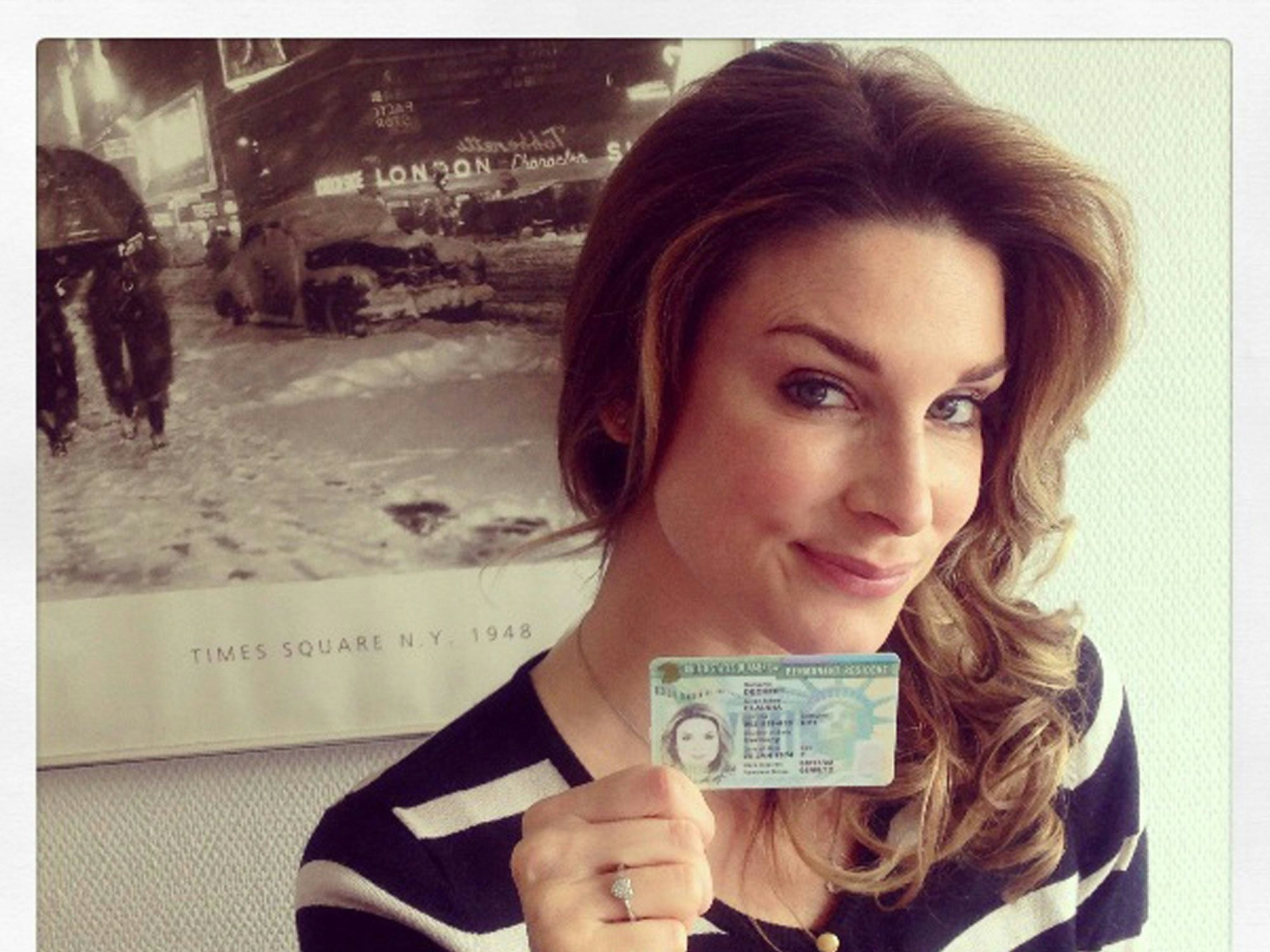 Unter Uns-Star Claudelle Deckert zeigt stolz ihre US-GreenCard.