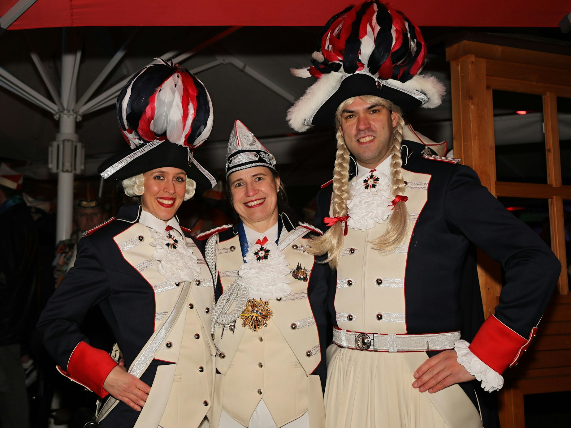 Präsidentin Barbara Brüninghaus (M.) mit Tanzmarie Sebastian Pfromm (r.) und Laura Galante.