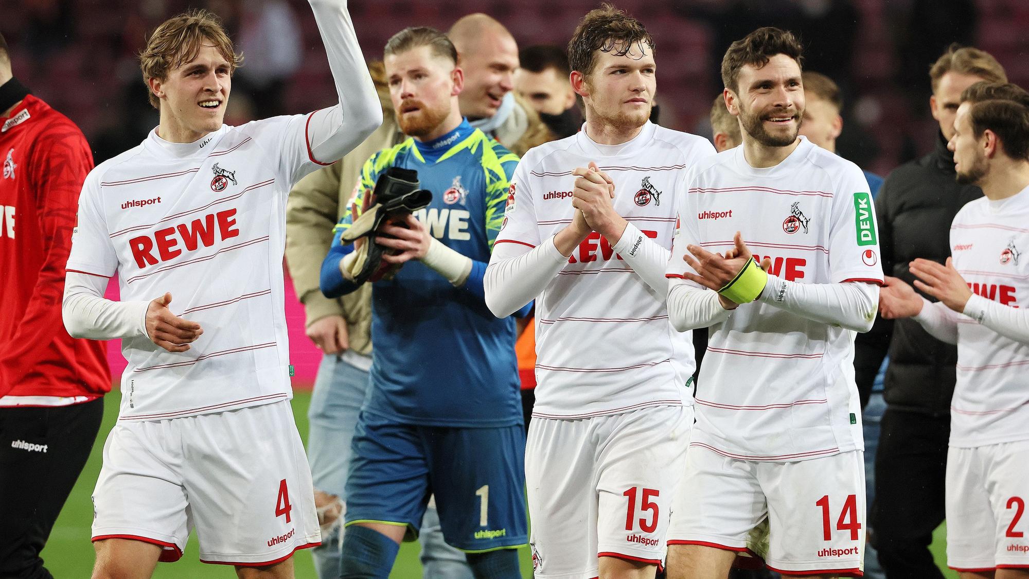 Die Spieler des 1. FC Köln drehen nach dem Bundesliga-Sieg gegen Eintracht Frankfurt eine Ehrenrunde.
