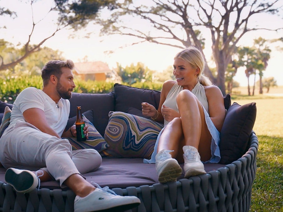 „Bachelor“ Dominik Stuckmann mit Kandidatin Nele auf einem Foto aus der Folge vom 16. Februar 2022.