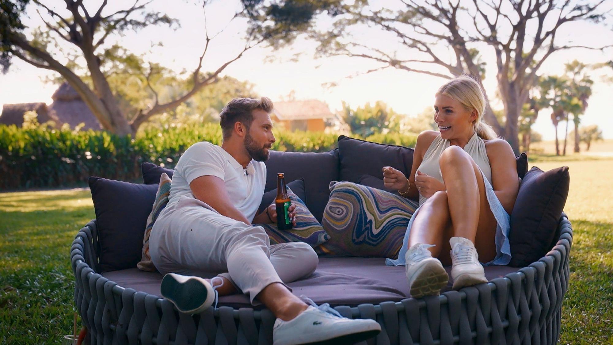 „Bachelor“ Dominik Stuckmann mit Kandidatin Nele auf einem Foto aus der Folge vom 16. Februar 2022.