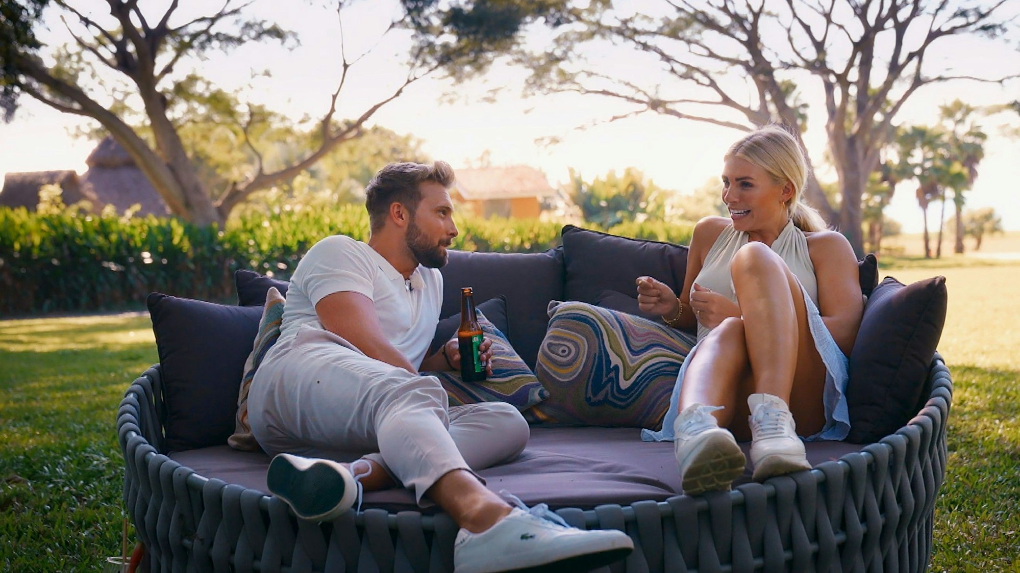 „Bachelor“ Dominik Stuckmann mit Kandidatin Nele auf einem Foto aus der Folge vom 16. Februar 2022.