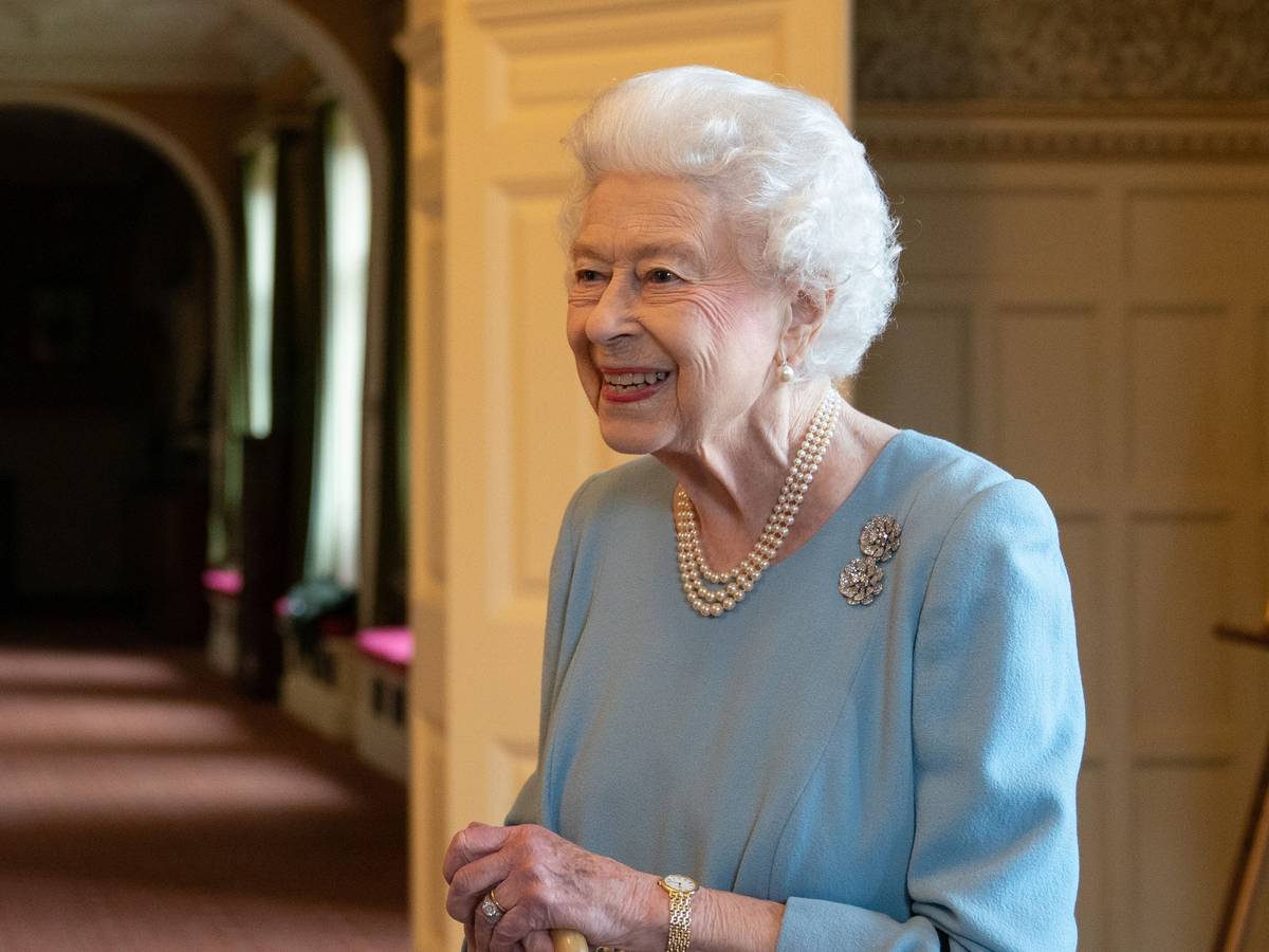 Königin Elizabeth II. lächelt während eines Empfangs im Ballsaal von Sandringham House, der Residenz der Königin in Norfolk, mit Vertretern lokaler Gemeindegruppen, um den Beginn des Platinjubiläums zu feiern.