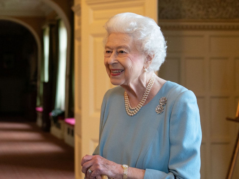 Königin Elizabeth II. lächelt während eines Empfangs im Ballsaal von Sandringham House, der Residenz der Königin in Norfolk, mit Vertretern lokaler Gemeindegruppen, um den Beginn des Platinjubiläums zu feiern.