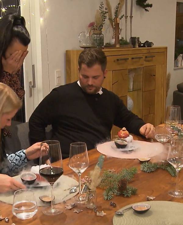 Das perfekte Dinner (Vox, 22.02.2022)
Gastgeberin Sabrina ist konsterniert. Eines ihrer „königlichen“ Desserts hat beim Anrichten Bekanntschaft mit dem Fußboden gemacht.
