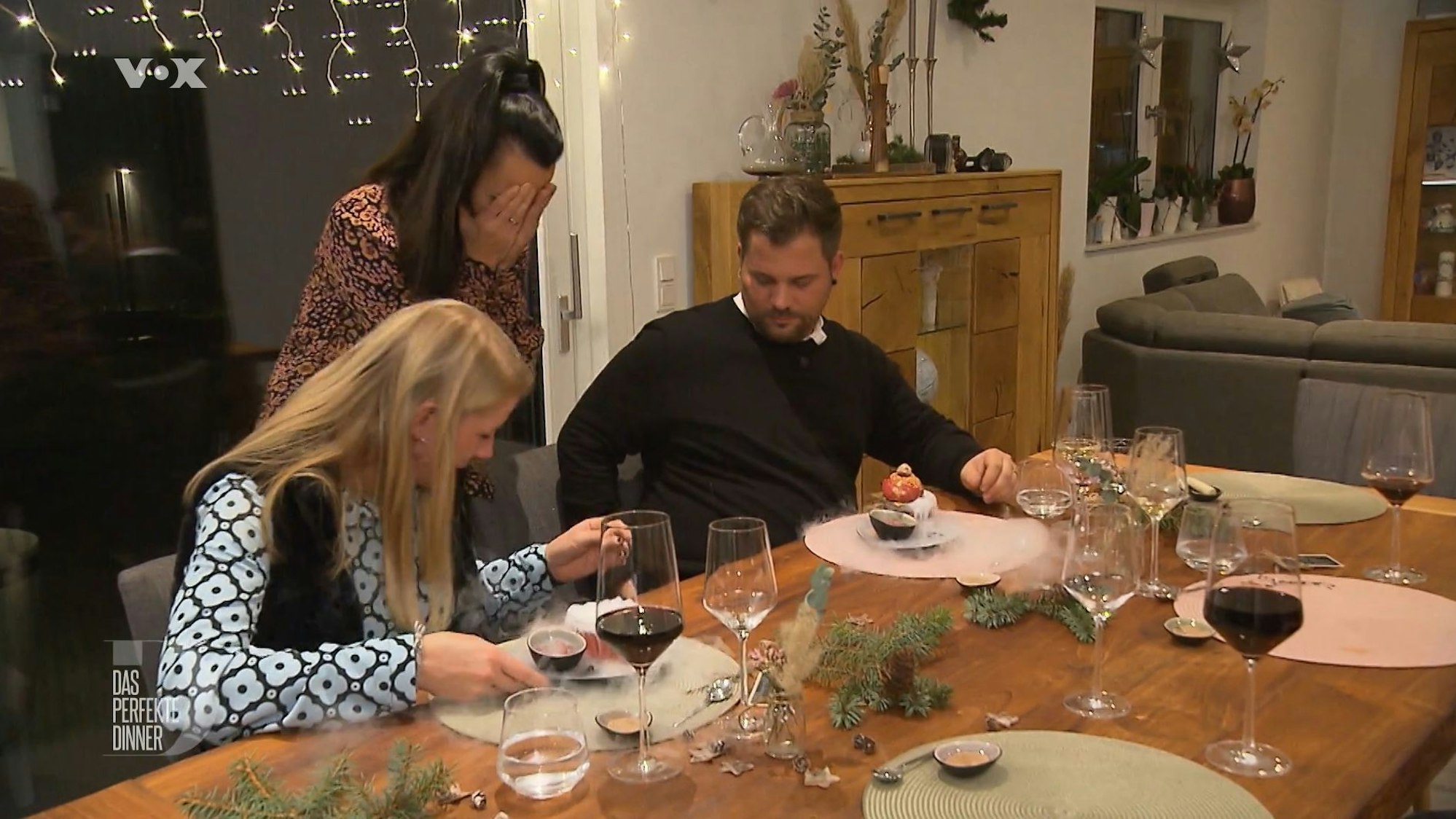 Das perfekte Dinner (Vox, 22.02.2022)
Gastgeberin Sabrina ist konsterniert. Eines ihrer „königlichen“ Desserts hat beim Anrichten Bekanntschaft mit dem Fußboden gemacht.
