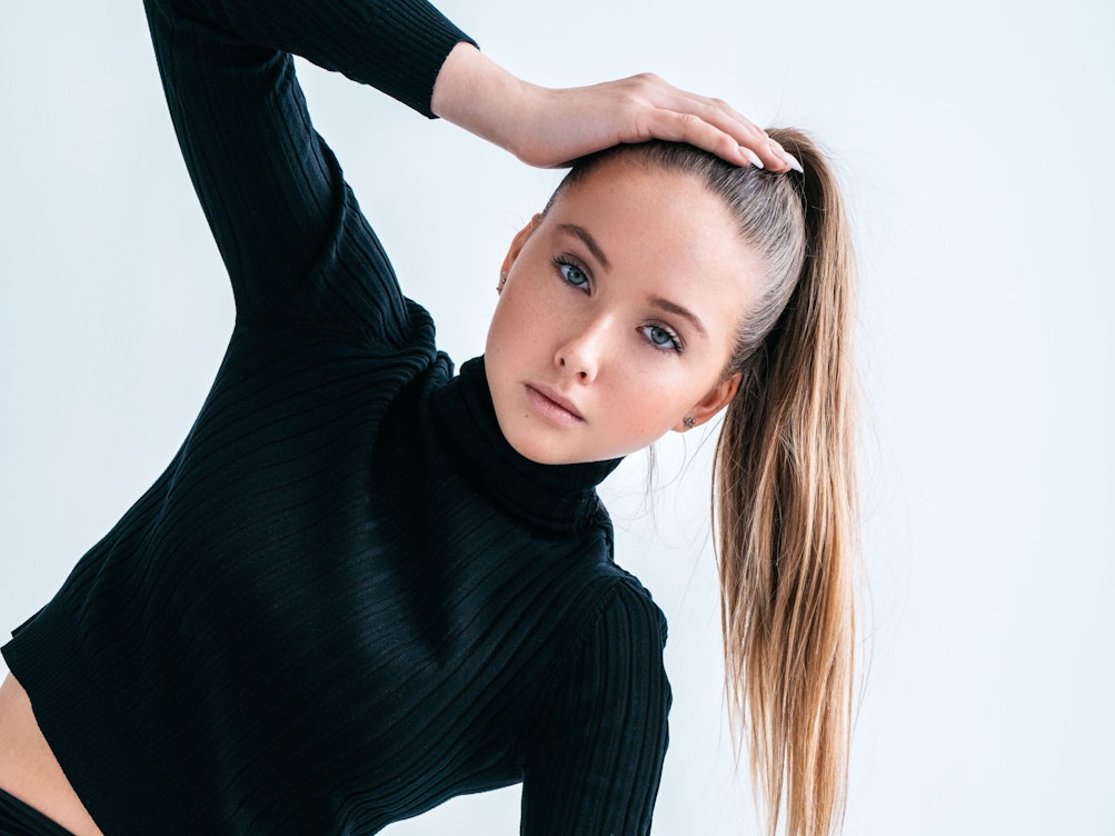 Shania Geiss (hier bei einem Shooting 2019) haut ihre Fans mit einem besonderen Outfit um.