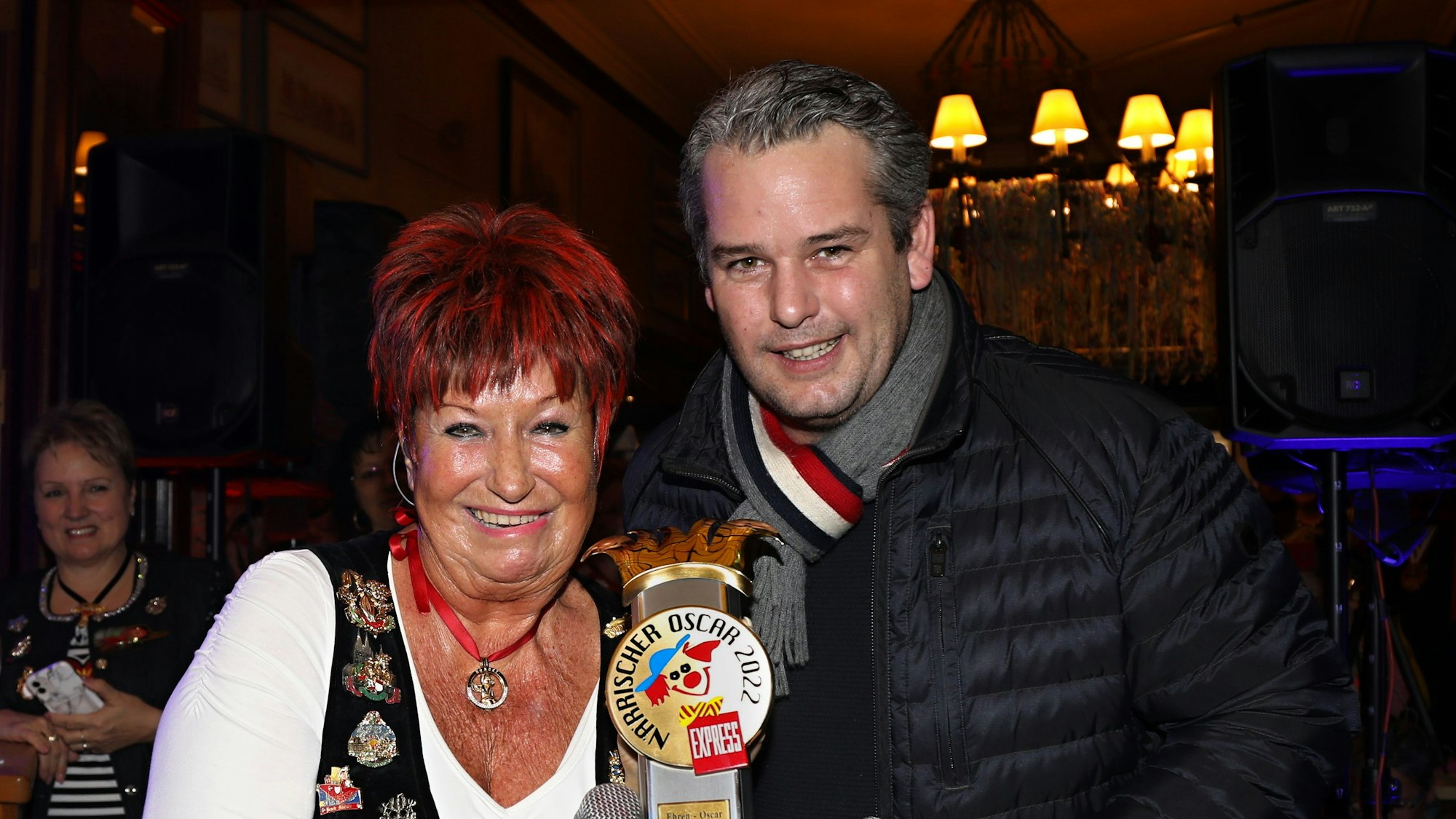 Marita Köllner erhielt den Närrischen Oscar von EXPRESS.de-Redakteur Bastian Ebel