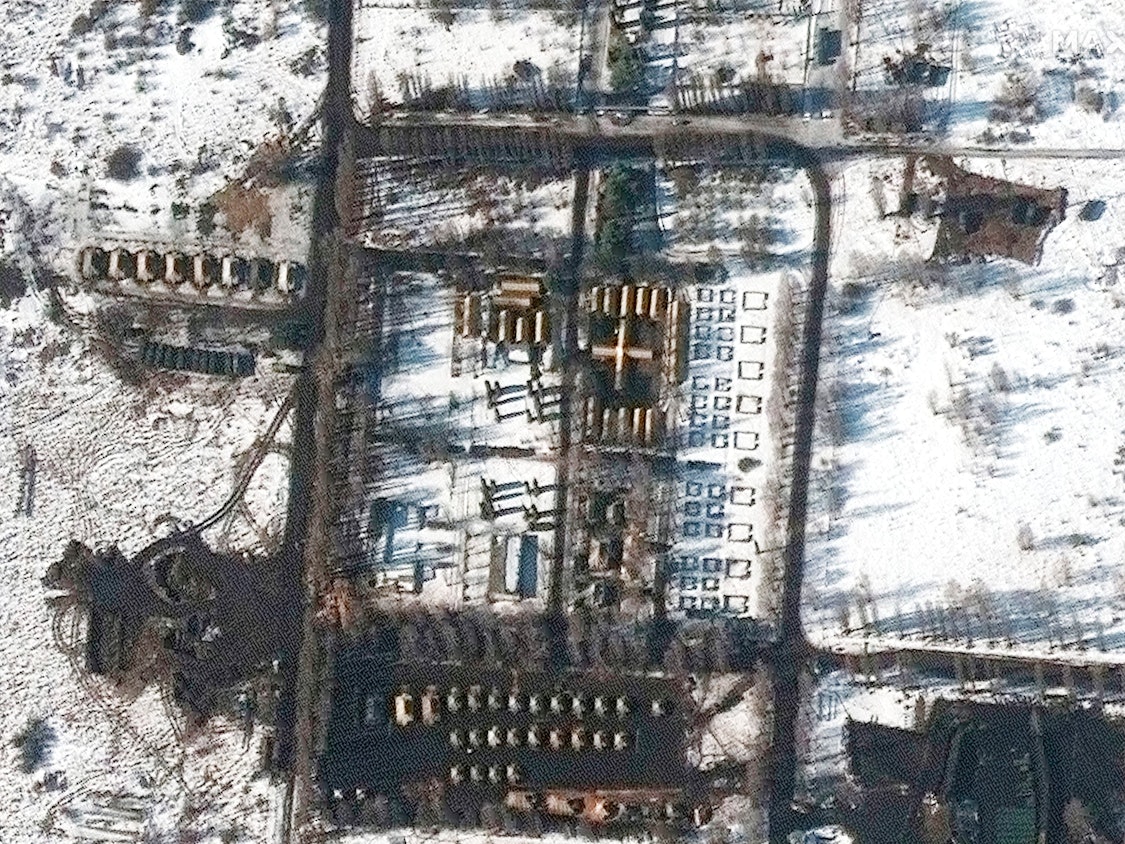 Das von Maxar Technologies zur Verfügung gestellte Satellitenbild soll ein russisches Feldlazarett westlich der Stadt zeigen.
