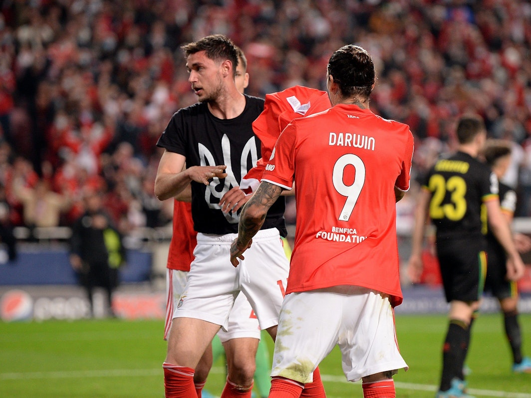 Roman Yaremchuk zieht beim Torjubel sein Trikot aus und zeigt ein Shirt mit Ukraine-Wappen