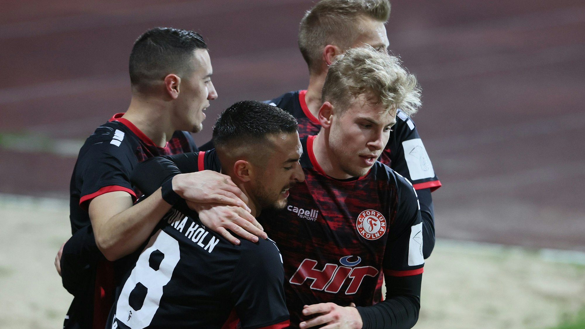 Die Spieler von Fortuna Köln jubeln über ein Tor