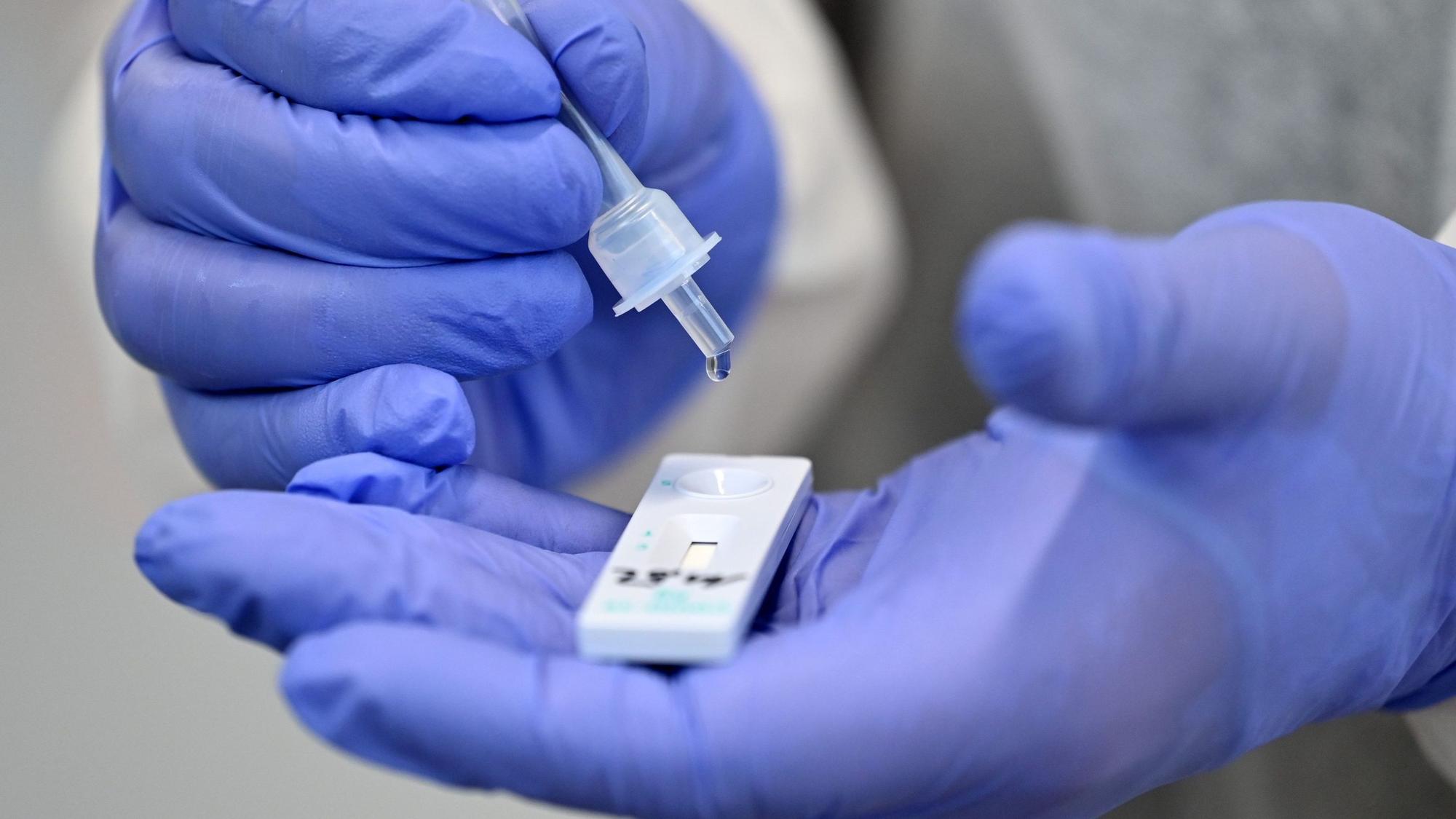 Ein Helfer verarbeitet am 2. Dezember 2020 eine Probe für einen Corona-Schnelltest in Thüringen.