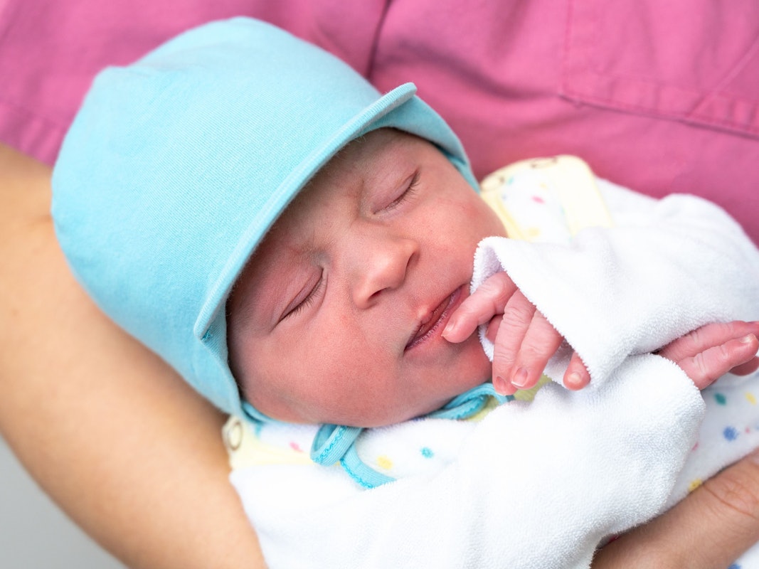 Glückwunsch und herzlich Willkommen! Baby Liam ist am 22.2.2022 um 2.22 Uhr an der Universitätsmedizin Halle zur Welt gekommen.