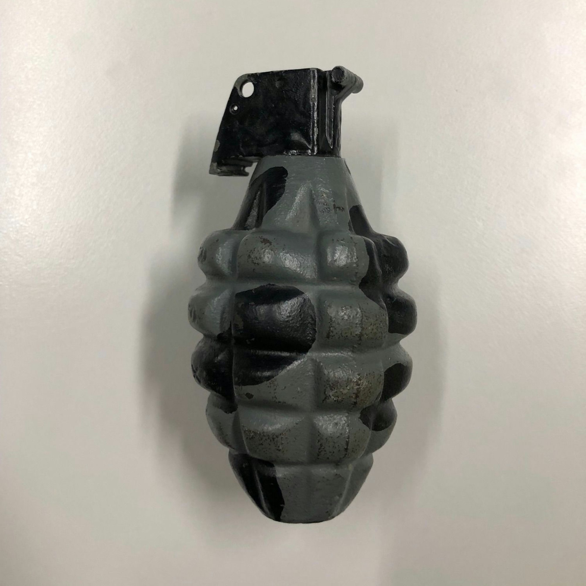 Die Polizei ermittelt gegen einen Jugendlichen nun aufgrund des Verstoßes gegen das Kriegswaffenkontrollgesetz.