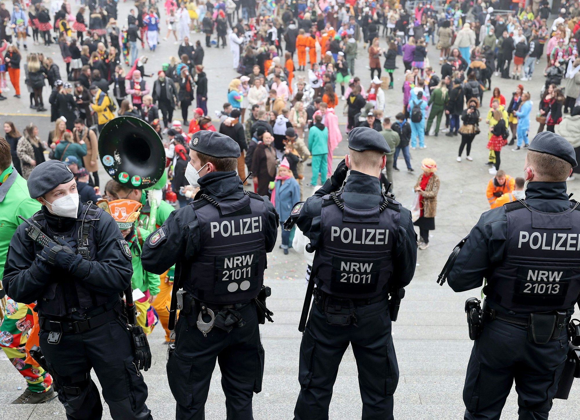 Polizisten stehen auf der Treppe am Dom.