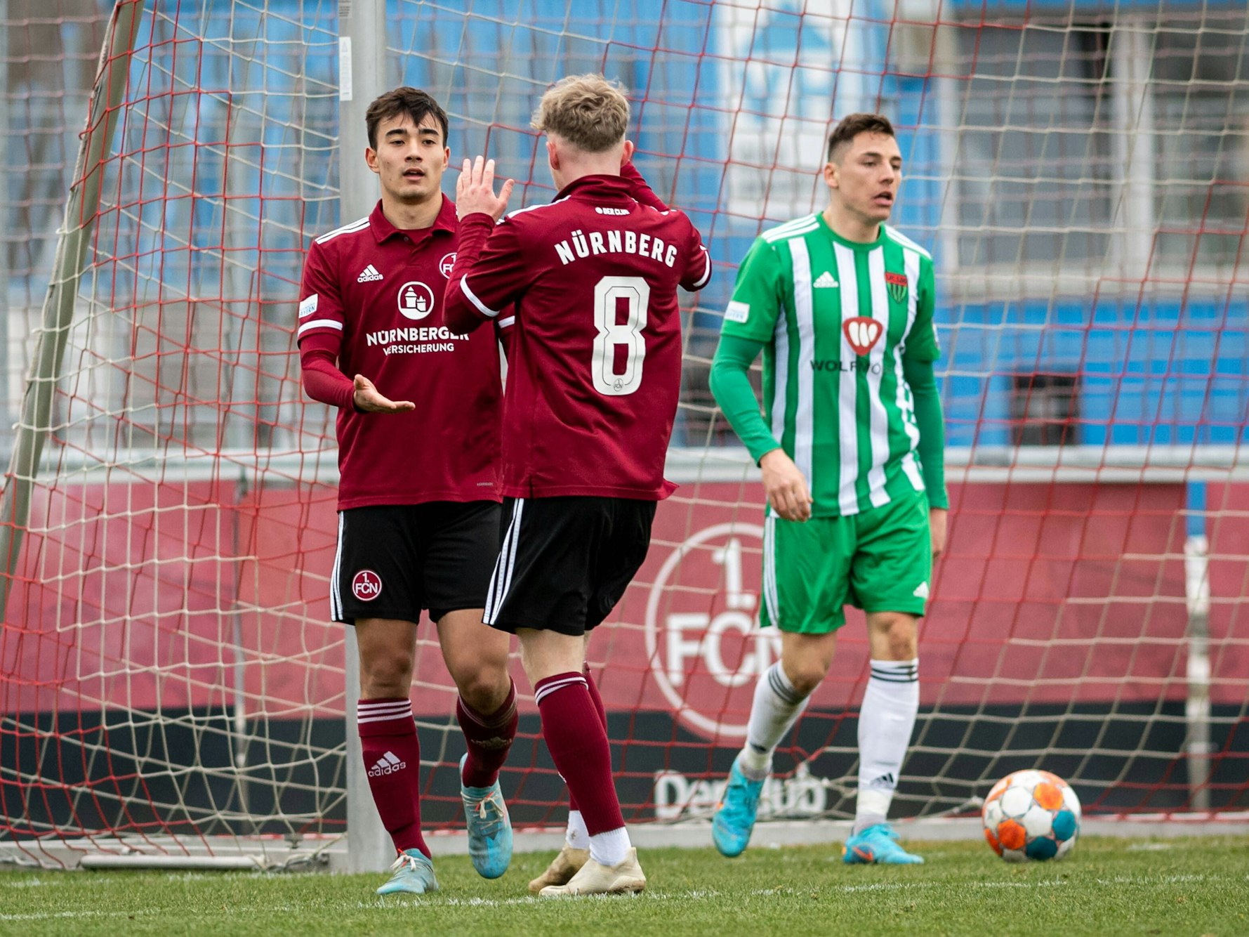 Jens Castrop und Tom Kunert bejubeln das Tor gegen Schweinfurt