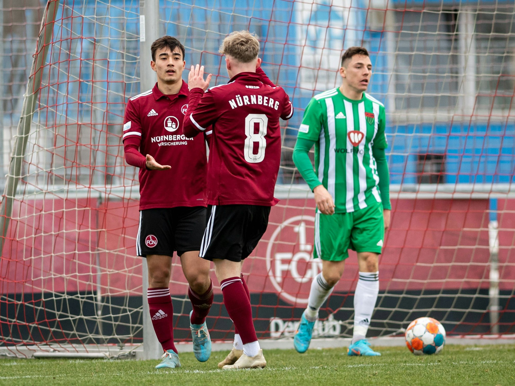 Jens Castrop und Tom Kunert bejubeln das Tor gegen Schweinfurt