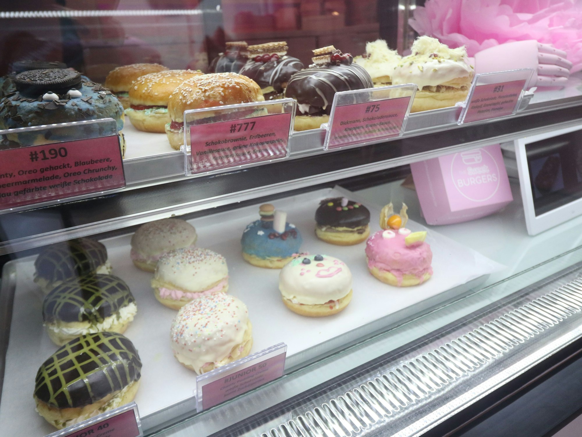 Süßspeisen in einer Auslage