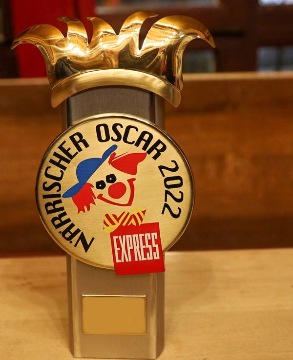Die Trophäe des Närrischen Oscars 2022 steht auf einem Tisch.