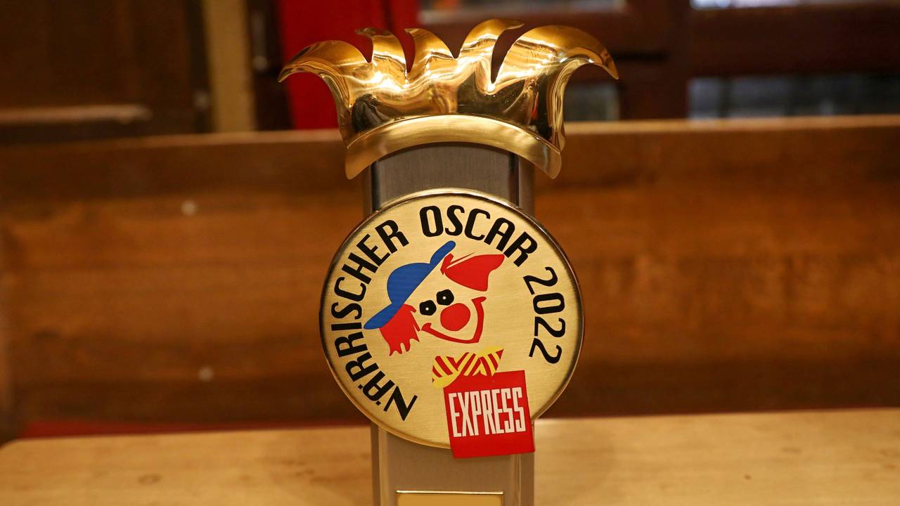 Die Trophäe des Närrischen Oscars 2022 steht auf einem Tisch.