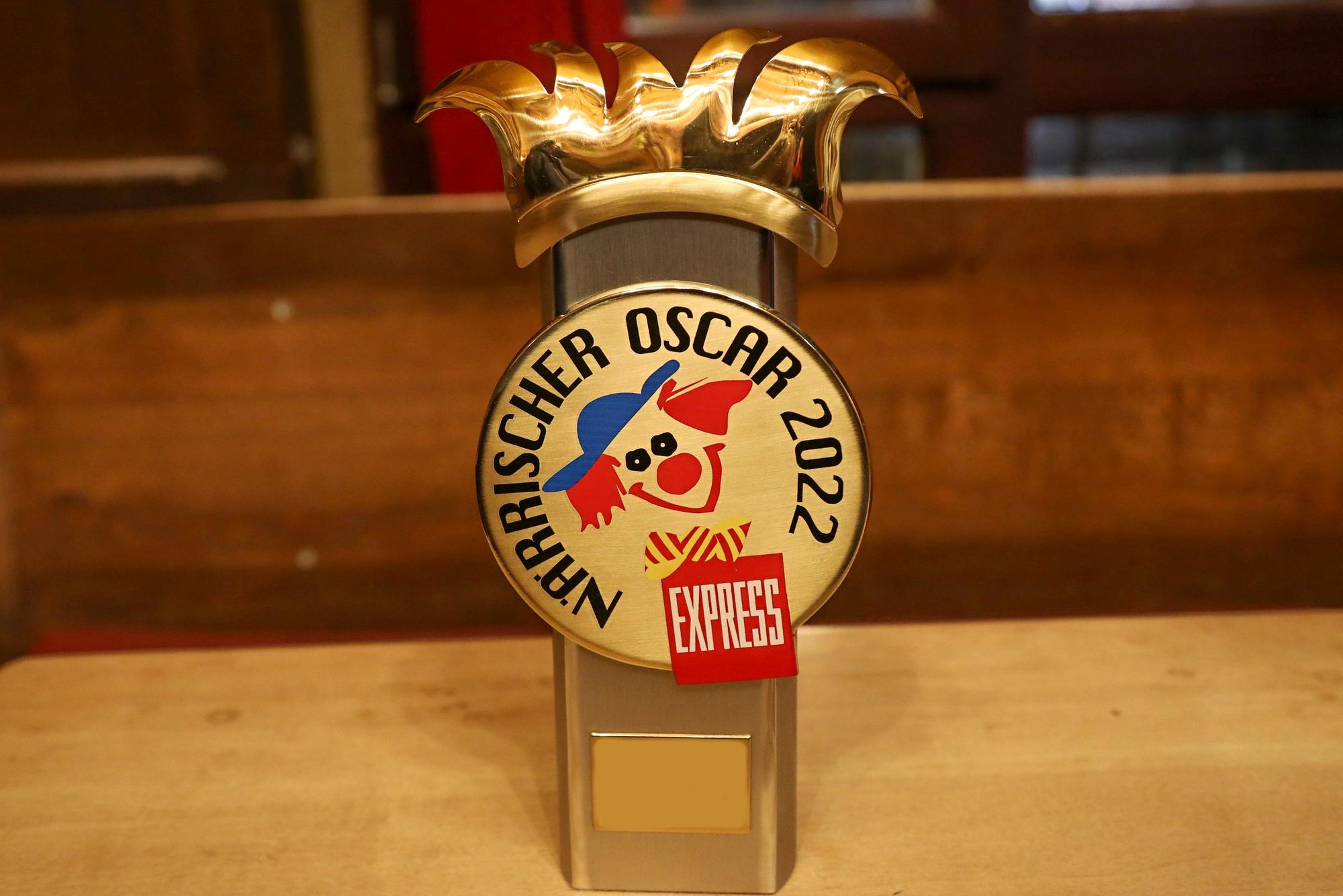 Die Trophäe des Närrischen Oscars 2022 steht auf einem Tisch.