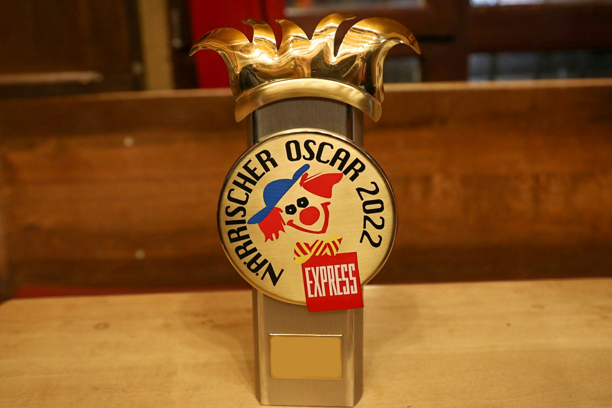 Die Trophäe des Närrischen Oscars 2022 steht auf einem Tisch.