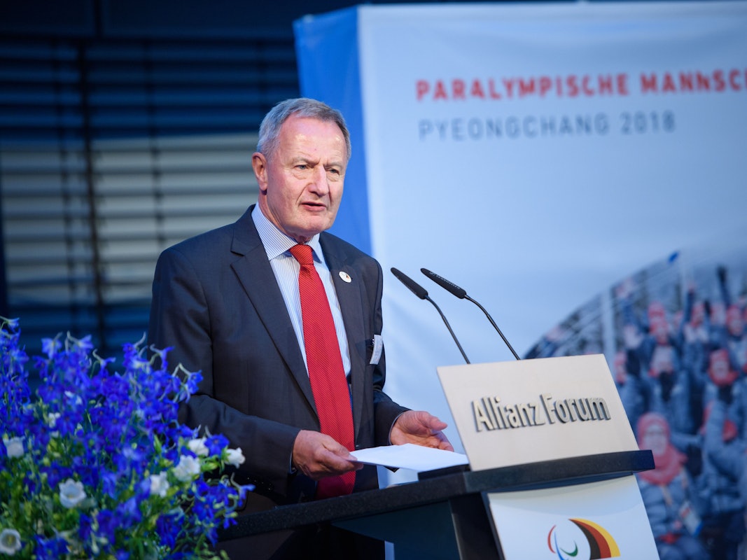 Friedhelm Julius Beucher spricht zu Gästen beim parlamentarischen Abend des Deutschen Behindertensportverbandes am 26. April 2018.
