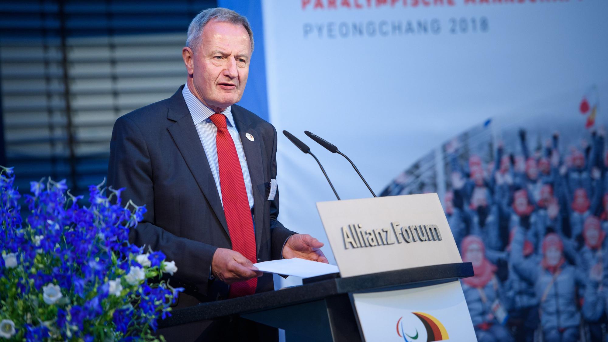 Friedhelm Julius Beucher spricht zu Gästen beim parlamentarischen Abend des Deutschen Behindertensportverbandes am 26. April 2018.