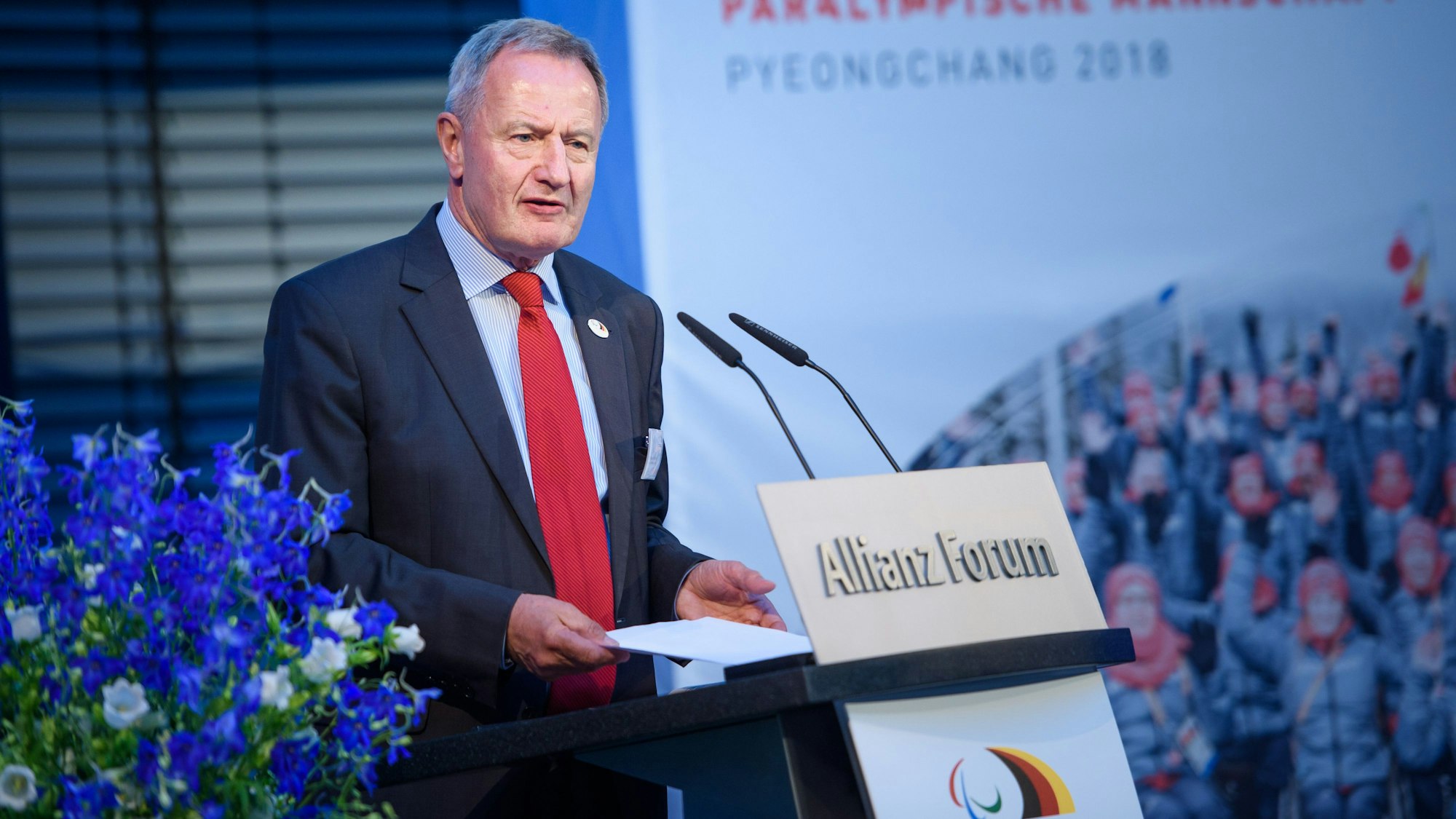 Friedhelm Julius Beucher spricht zu Gästen beim parlamentarischen Abend des Deutschen Behindertensportverbandes am 26. April 2018.