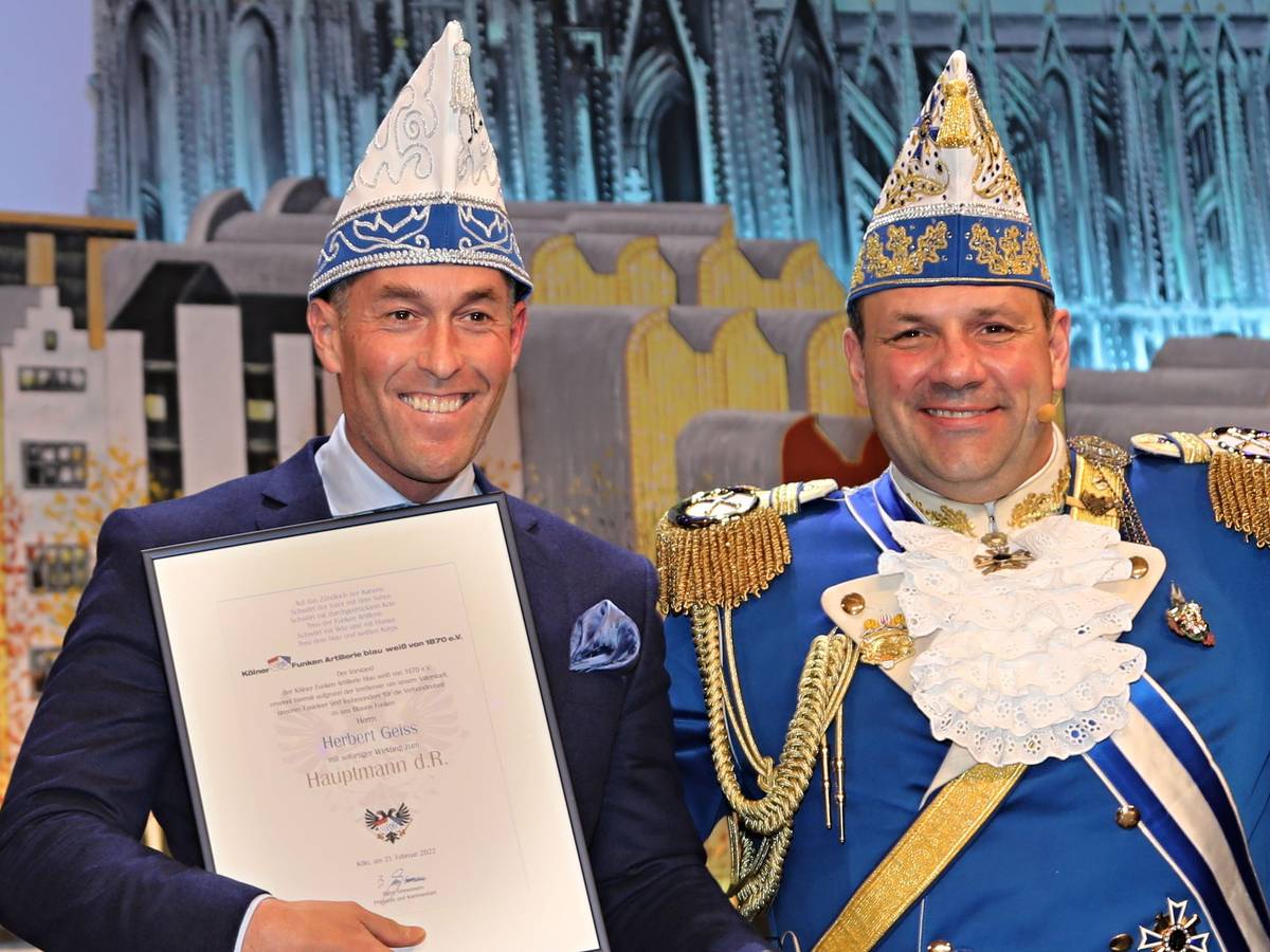 Deiters-Inhaber Herbert Geiss (l.) mit Björn Griesemann, Präsident der Blauen Funken.