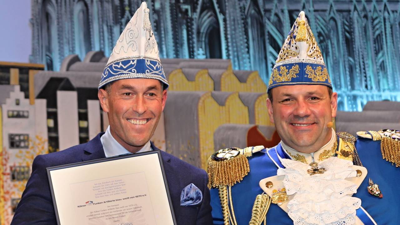Deiters-Inhaber Herbert Geiss (l.) mit Björn Griesemann, Präsident der Blauen Funken.