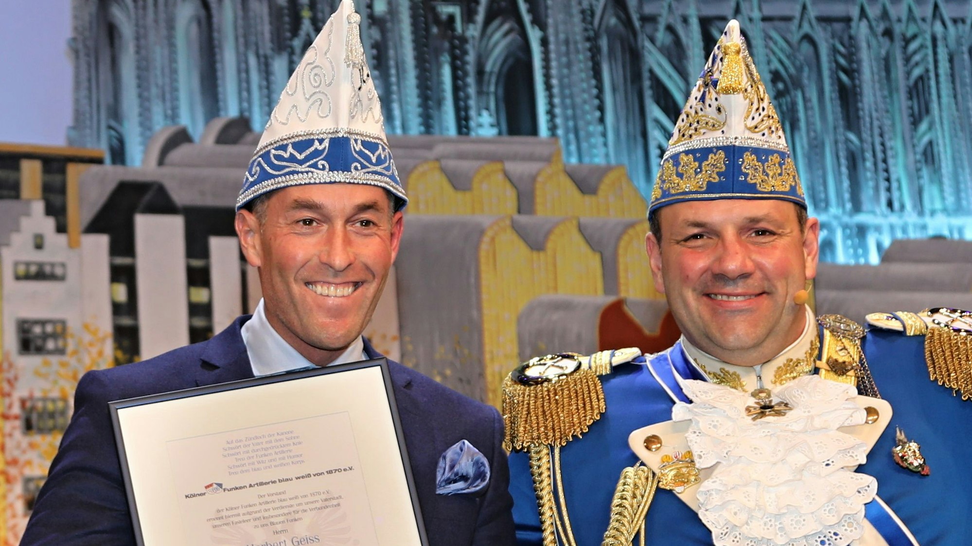 Deiters-Inhaber Herbert Geiss (l.) mit Björn Griesemann, Präsident der Blauen Funken.