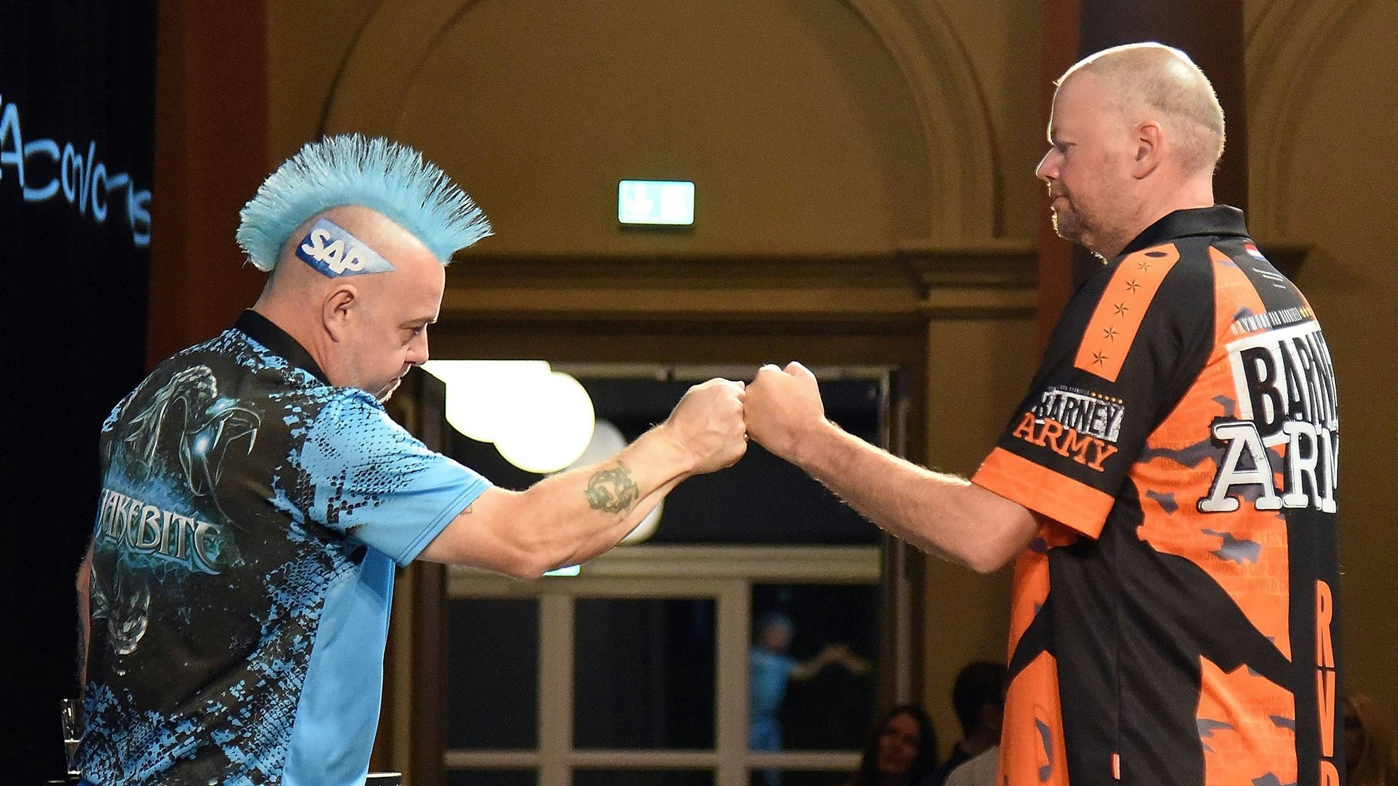 Peter Wright (Schottland) und Raymond van Barneveld (Niederlande) geben sich die Faust.